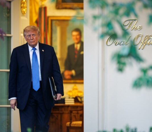 Autoridades de Los Ángeles arrestan a un hombre acusado de amenazar de muerte a Trump