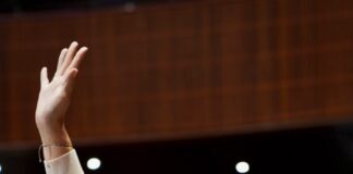 Mientras el crimen se ensaña contra la niñez, la presidenta habla de su guardarropa, defiende a narcopolíticos y ataca a la oposición