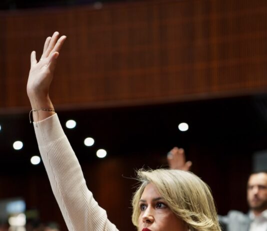 Mientras el crimen se ensaña contra la niñez, la presidenta habla de su guardarropa, defiende a narcopolíticos y ataca a la oposición