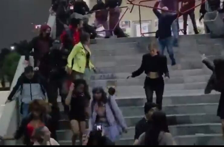 Grupo trans irrumpe y vandaliza Alcaldía Cuauhtémoc tras exigir justicia por agresiones