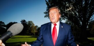 Trump es interrumpido por una decena de manifestantes en su mitin de Carolina del Sur