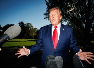 Trump es interrumpido por una decena de manifestantes en su mitin de Carolina del Sur