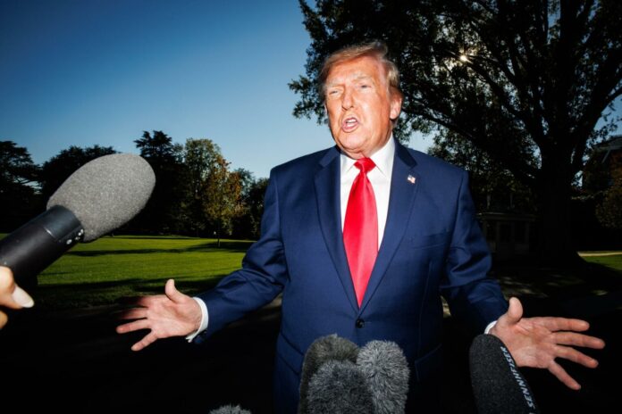 Trump es interrumpido por una decena de manifestantes en su mitin de Carolina del Sur