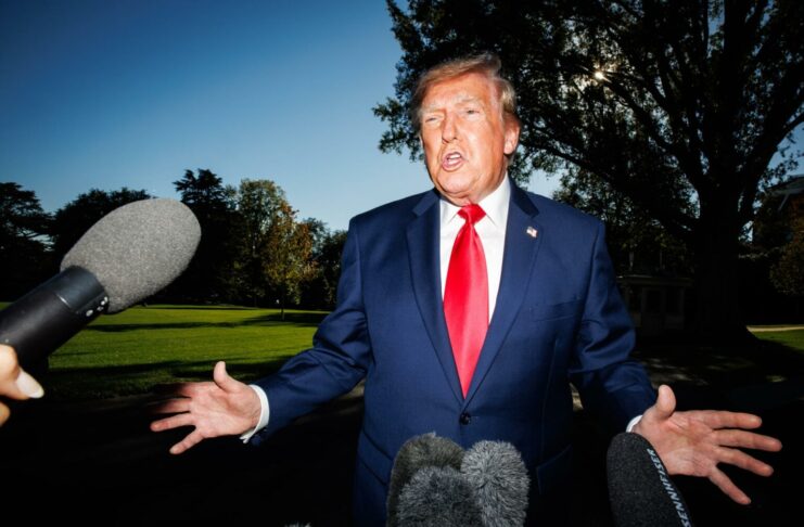 Trump es interrumpido por una decena de manifestantes en su mitin de Carolina del Sur