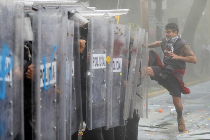 Protesta por agua contaminada en oeste de México deja nueve detenidos y decenas de heridos
