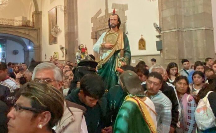 llegada-de-peregrinos-al-templo-de-san-hipolito-y-san-casiano-de-la-cdmx-1024x631