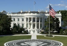 Trump sopesa convertir sala de prensa de la Casa Blanca en piscina como su “último legado”
