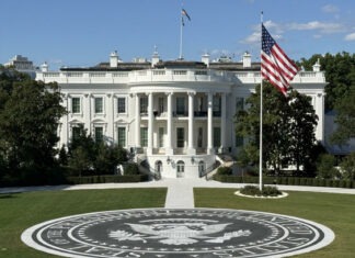 Trump sopesa convertir sala de prensa de la Casa Blanca en piscina como su “último legado”